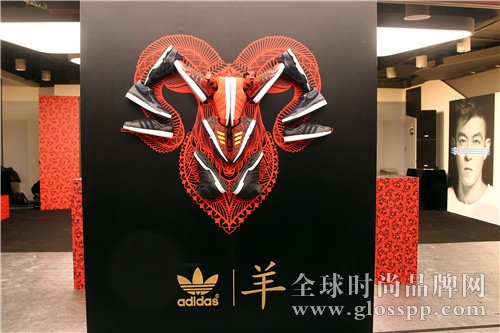 為了慶祝即將到來的2015農(nóng)歷新年，adidasOriginals發(fā)布全新adidasOriginals羊年限量系列，特別邀請CLOT主理人陳冠希傾力為品牌造勢，勢必掀起一股羊年新年熱潮。該系列已于1月15日公開發(fā)售。