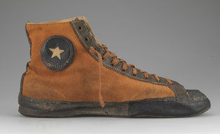 1934年版Chuck Taylor All Star，皮革鞋面。